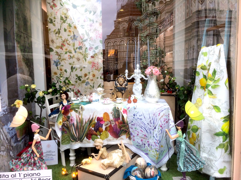 visual merchandising: vetrina primaverile per negozio multimarca